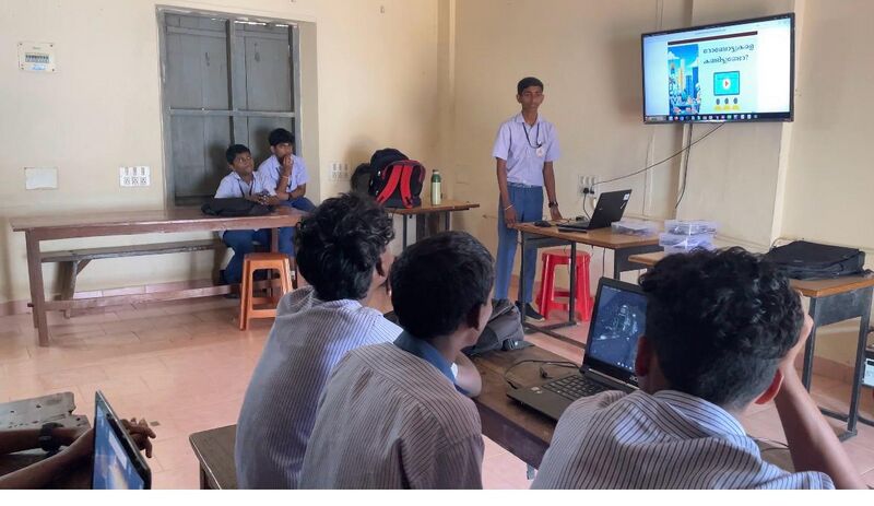 പ്രമാണം:32038 Robotics training.jpeg