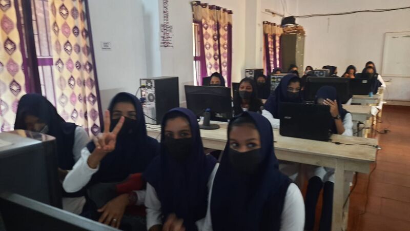 പ്രമാണം:Little kite class 3.jpg