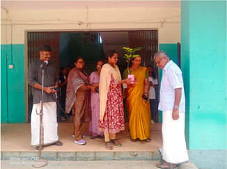 തൈകൾ നൽകി ഉദ്ഘാടനം നിർവഹിക്കുന്നു