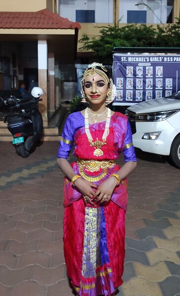 പ്രമാണം:16041 bharathanatyam.jpg