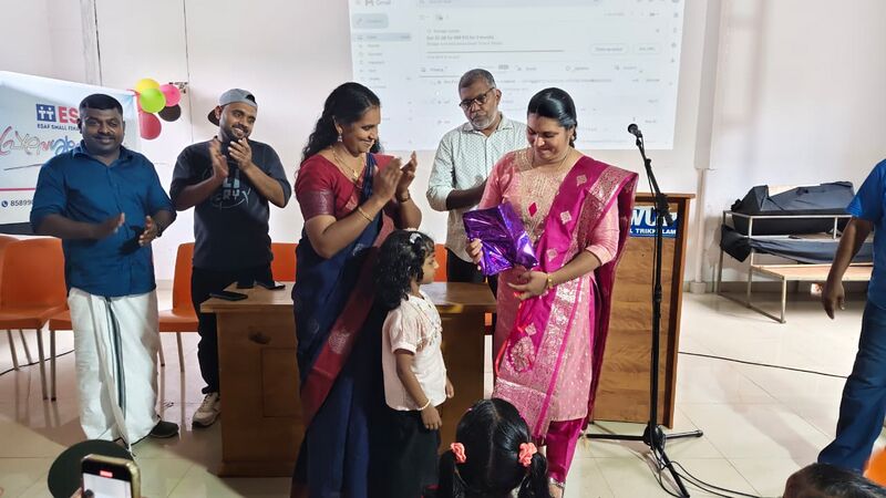 പ്രമാണം:19449- Distribution of gifts.jpg