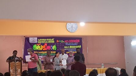 സ്റ്റേറ്റ് ലൈബ്രറി കൗൺസിൽ സബ്ജില്ലാതല മത്സരത്തിൽ ഹൈസ്കൂൾ വിഭാഗത്തിൽ ഒന്നാം സ്ഥാനത്തിനർഹയായ ഗായത്രി എസ് പുരസ്കാരം സ്വീകരിക്കുന്നു.