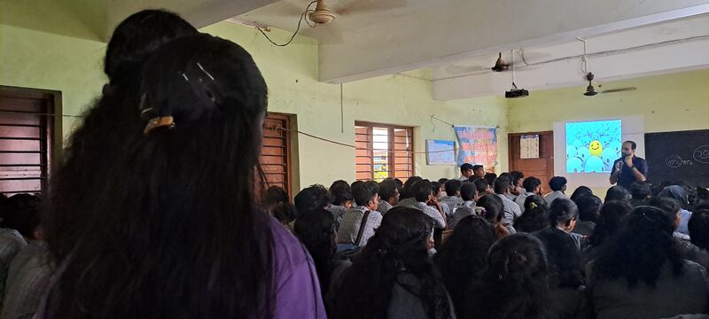 പ്രമാണം:44055-help vhse.jpg