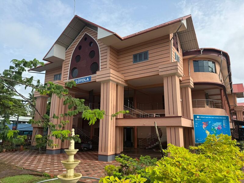 പ്രമാണം:Loyola Hall SMS.jpg