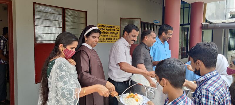 പ്രമാണം:15051 n feed 34.jpg