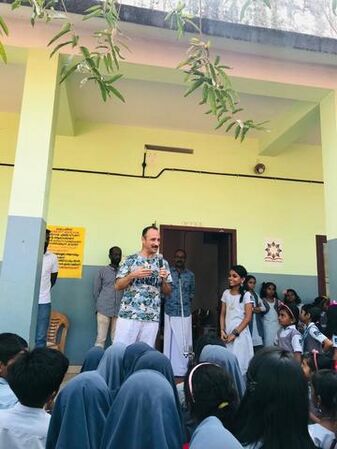 ഇംഗ്ലീഷ് അസംബ്ലിയിൽ സൈപ്രസിൽ നിന്നെത്തിയ മിസ്റ്റർ ഫിലിയസ് കുട്ടികളുമായി സംവദിക്കുന്നു