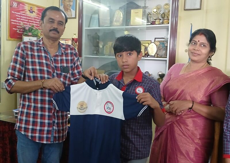 പ്രമാണം:21060 lk pta uniform1.jpg