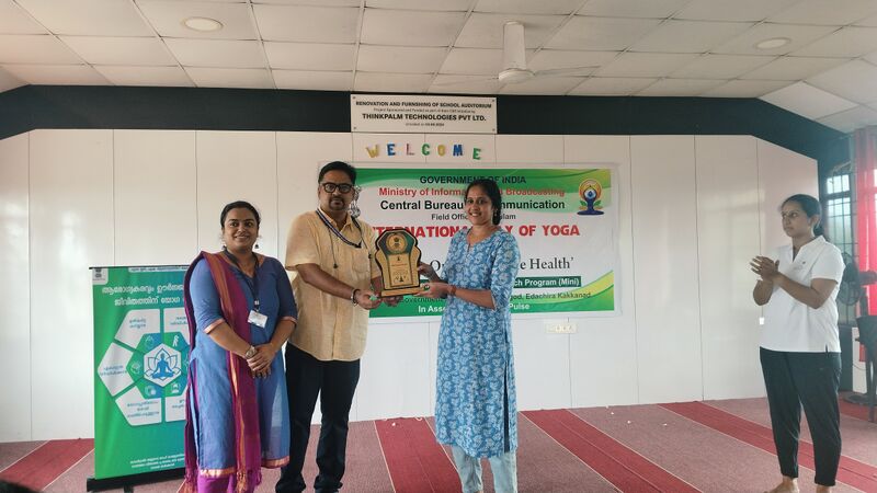 പ്രമാണം:25123 Yoga day1.jpg