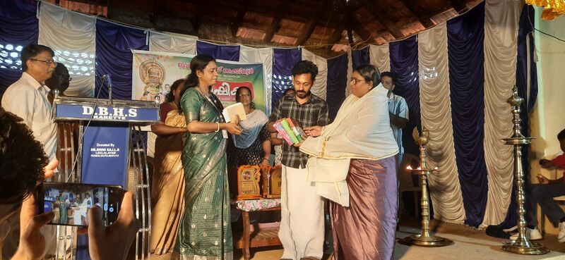 പ്രമാണം:42056 DBHS BOOK RECEIVING .jpg