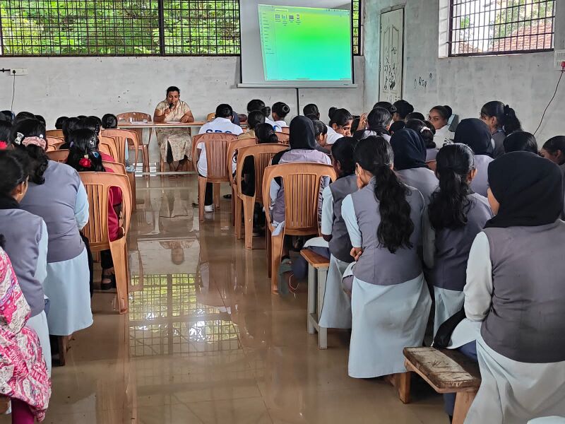 പ്രമാണം:11002 girls awareness class.jpg