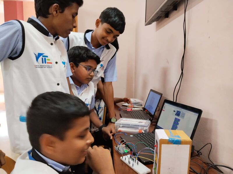 പ്രമാണം:14051 robofest.jpeg