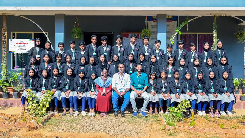 പ്രമാണം:15088 lk members.jpg