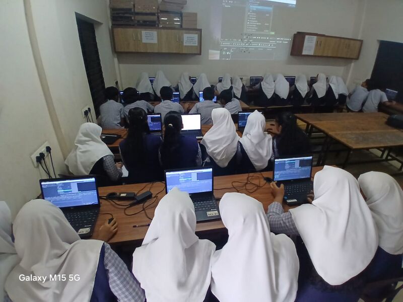 പ്രമാണം:19868-School IT LAB.jpg