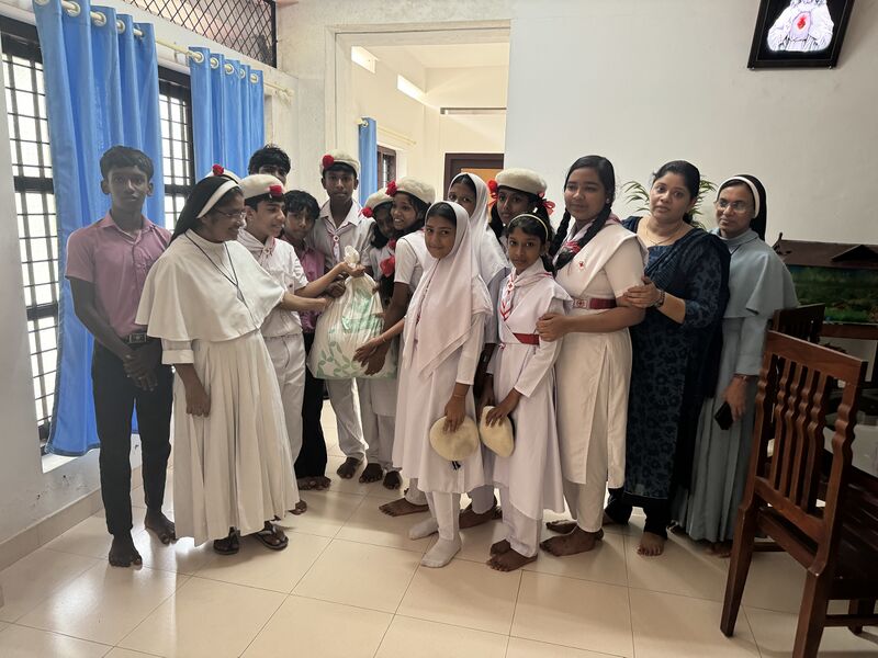 പ്രമാണം:47017 JRC Oldage Home Visit.jpg
