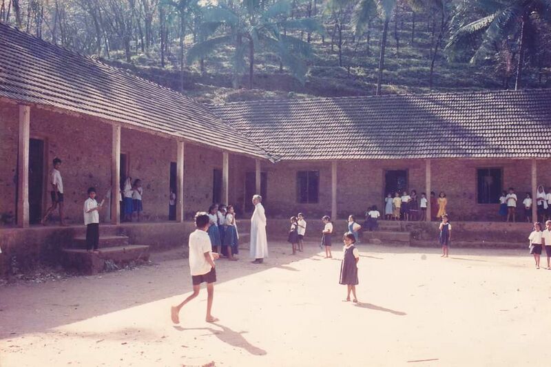 പ്രമാണം:47611old school.jpeg