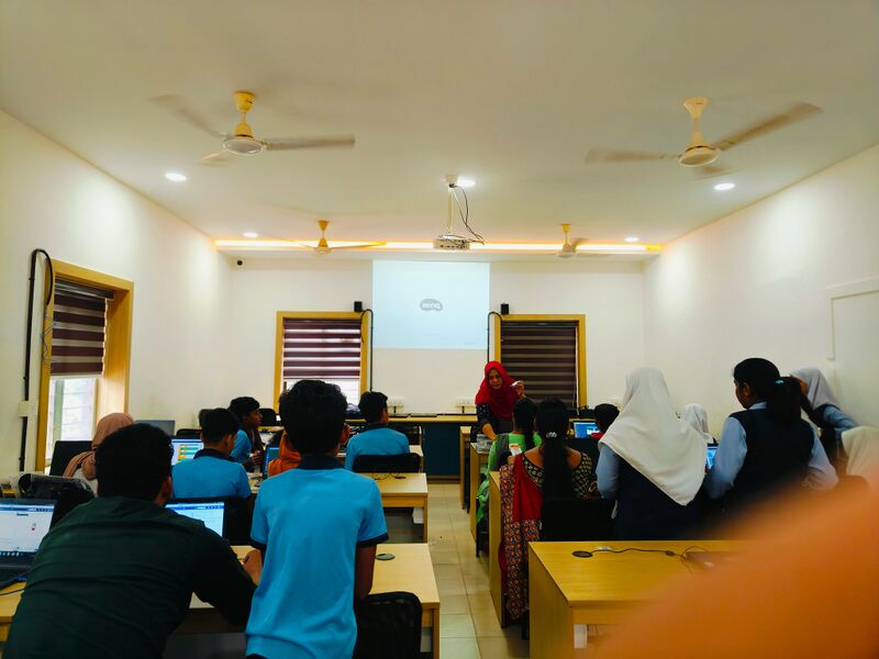 പ്രമാണം:Robotics പരിശിലനം2.jpg