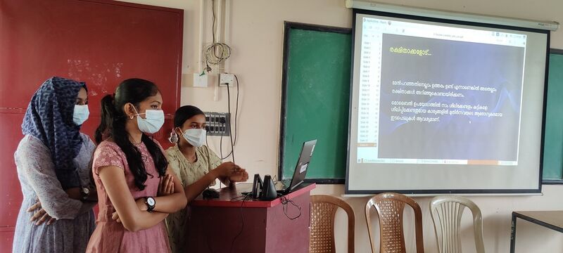 പ്രമാണം:15051 LK students leading.jpg