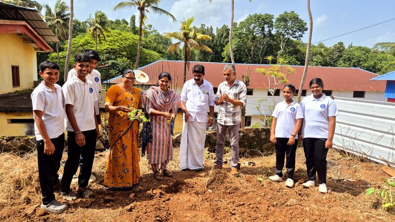 പ്രമാണം:22058 seedballtrow 2025.jpg