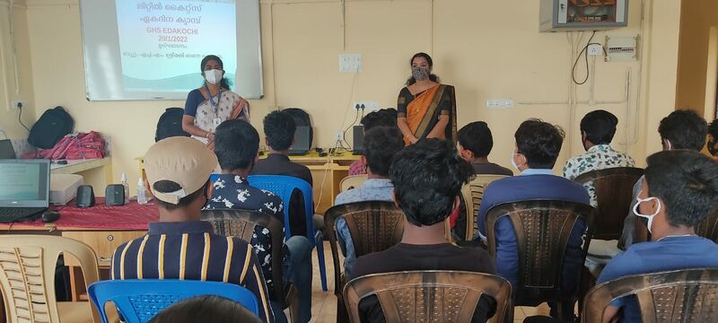 പ്രമാണം:26090 little kites2.jpg