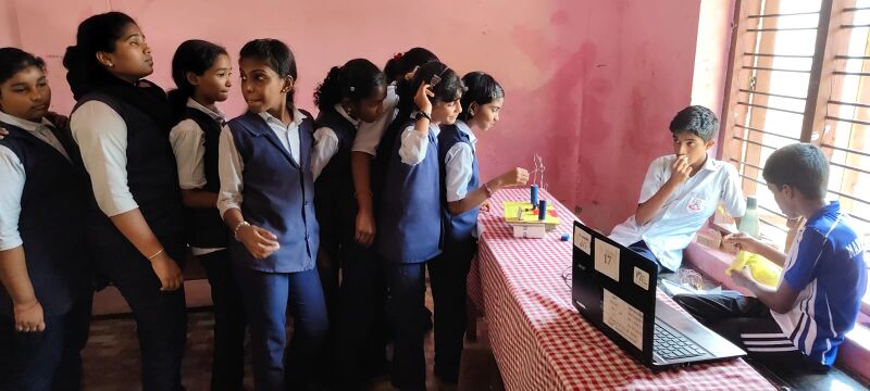 പ്രമാണം:Buzzwire game.jpg