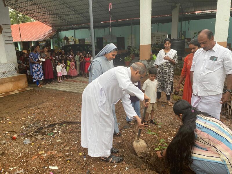 പ്രമാണം:തൈ നടുന്നു.jpg