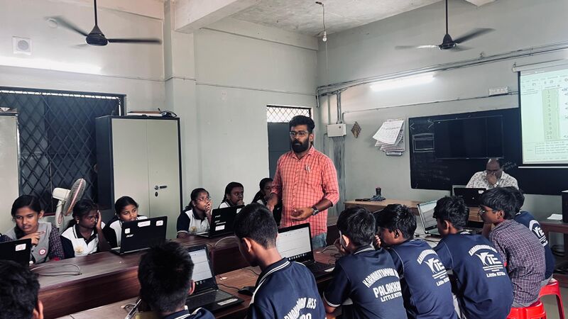 പ്രമാണം:21060 khs kite expert class1.jpg