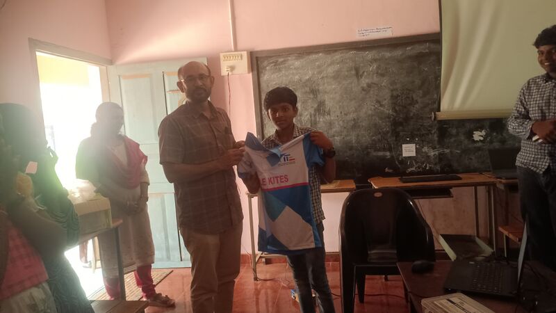 പ്രമാണം:39001 LK uniform.jpg