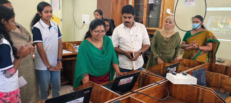 പ്രമാണം:ROBOTIC FEST02.jpg