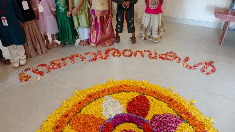 പ്രമാണം:13323 pookkalam.jpg