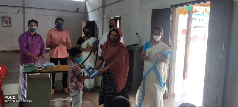 പ്രമാണം:18402 praveshanolsavam 2021-22 33.jpg