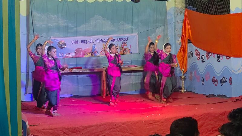 പ്രമാണം:42563 school kalosavam .jpeg