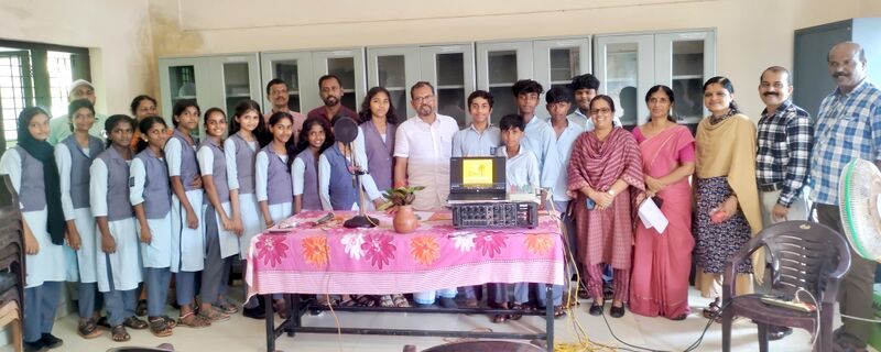 പ്രമാണം:11002-students Radio.jpg