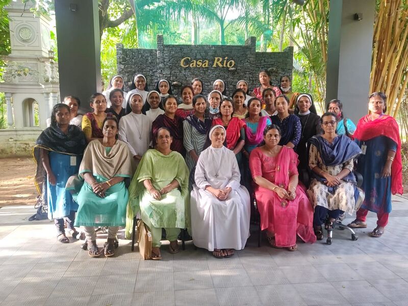 പ്രമാണം:25041 102 staff tour.jpeg