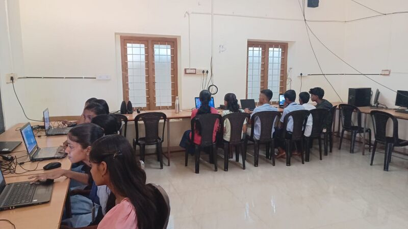 പ്രമാണം:25101 high tech room .jpg