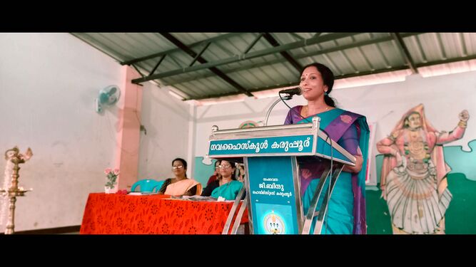 സാഗ ജെയിംസ് കുട്ടികളുമായി സംവദിക്കുന്നു.