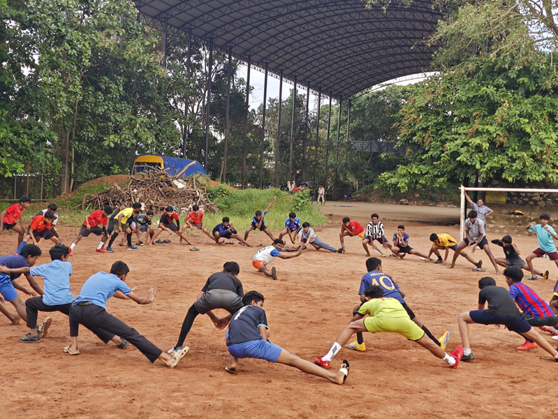 പ്രമാണം:42066,FOOTBAL COACHING.resized.png