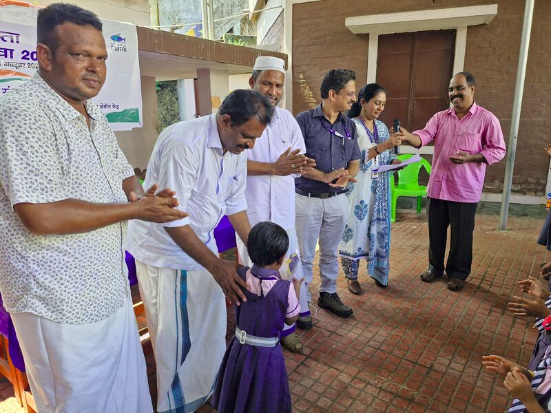 പ്രമാണം:44223 prize distri swatch.jpg