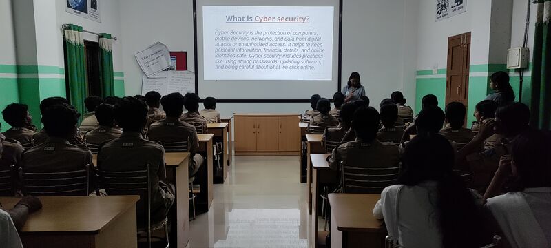 പ്രമാണം:Cybersafety class for students.jpg