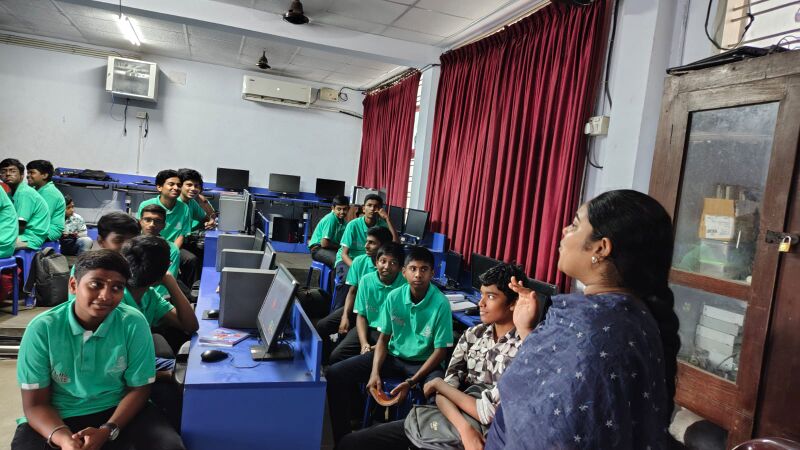 പ്രമാണം:ശ്രീമതി മേഖ ടീച്ചർ ക്ലാസ് നയിക്കുന്നു..jpg