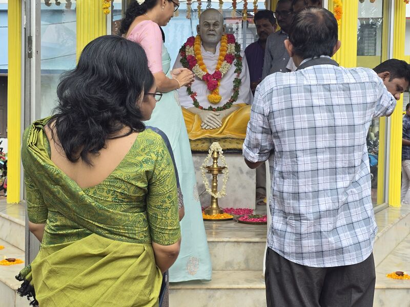 പ്രമാണം:25068 2026-27 praveshanolsavam- gurupooja.jpg