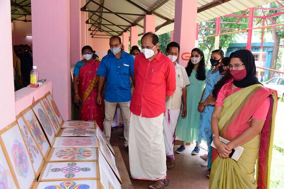 ഷാരോണിന്റെ ചിത്രങ്ങൾ മന്ത്രി ജി ആർ അനിൽ കാണുന്നു