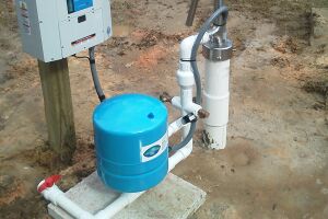 Homeguide-shallow-well-pump-installed-with-storage-tank-and-auxiliary-hand-pump.jpg