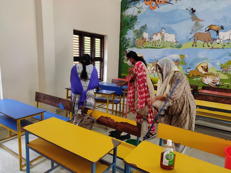 പ്രമാണം:Teachers sanitising classrooms.jpeg