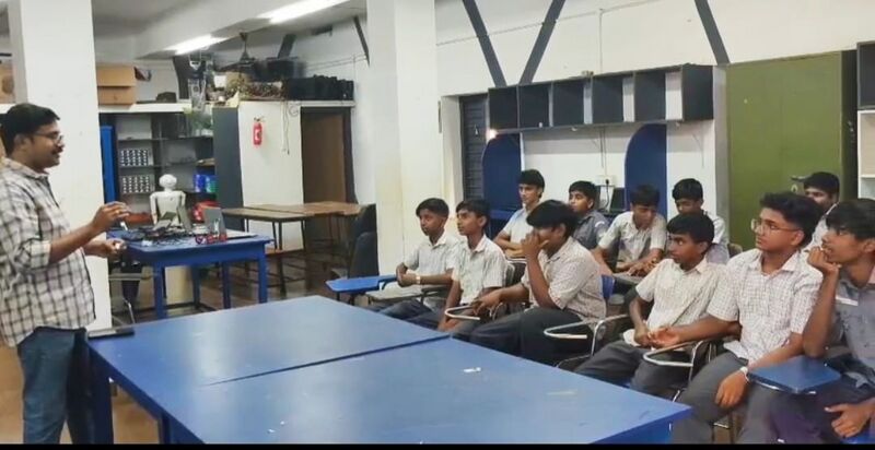 പ്രമാണം:21096 atl lab visit.jpg