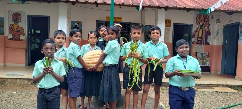പ്രമാണം:31262- valavoor- harvesting2.jpg