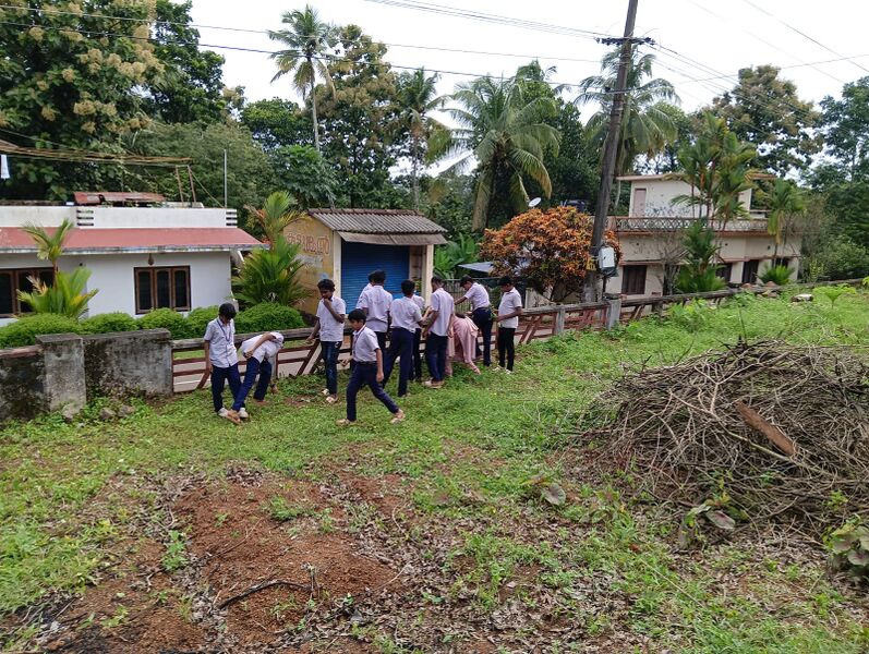 പ്രമാണം:33026-SCHOOL COMPOUND CLEANING2.jpeg