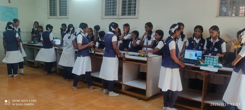 പ്രമാണം:43064 Tech Showcase.jpg