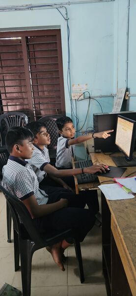 പ്രമാണം:NithyaKVcomputer lab17100.jpeg