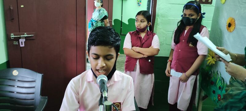 പ്രമാണം:13563 school radio.jpg