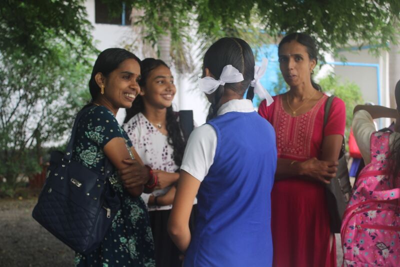 പ്രമാണം:21001 child and parents.JPG